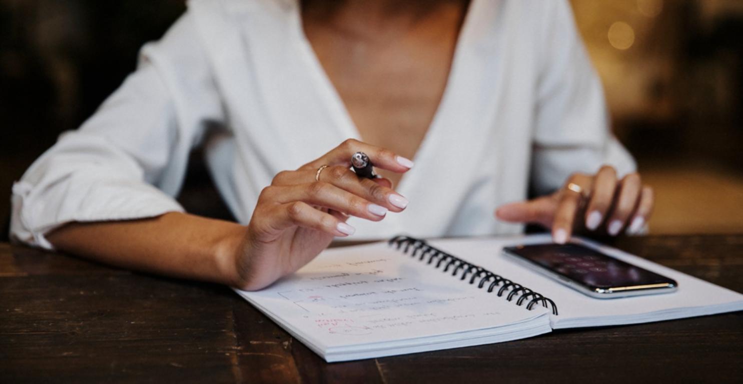 Gruppendiskussion während eines Workshops mit Flipcharts und Finanzgrafiken im Hintergrund